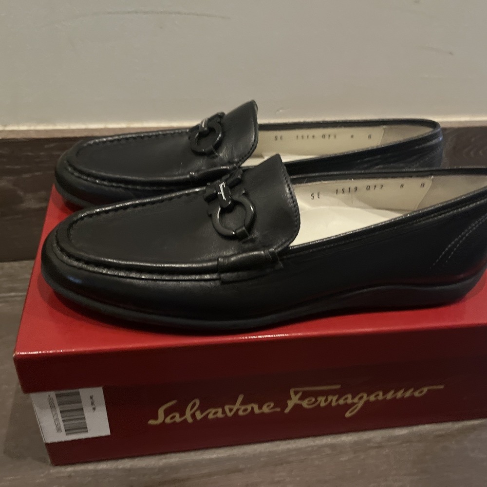 Salvatore Ferragamo 8B Black Leather Driver Loafer Black Logo Hardware - Picture 8 of 10